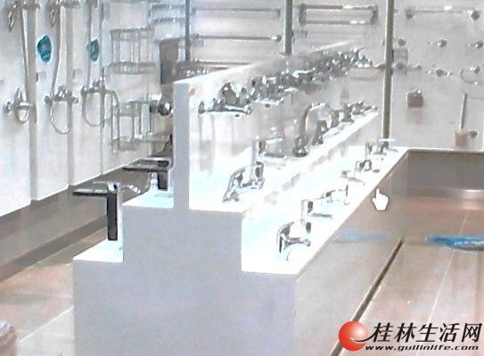 求购一个2手卫浴水龙头落地展示柜