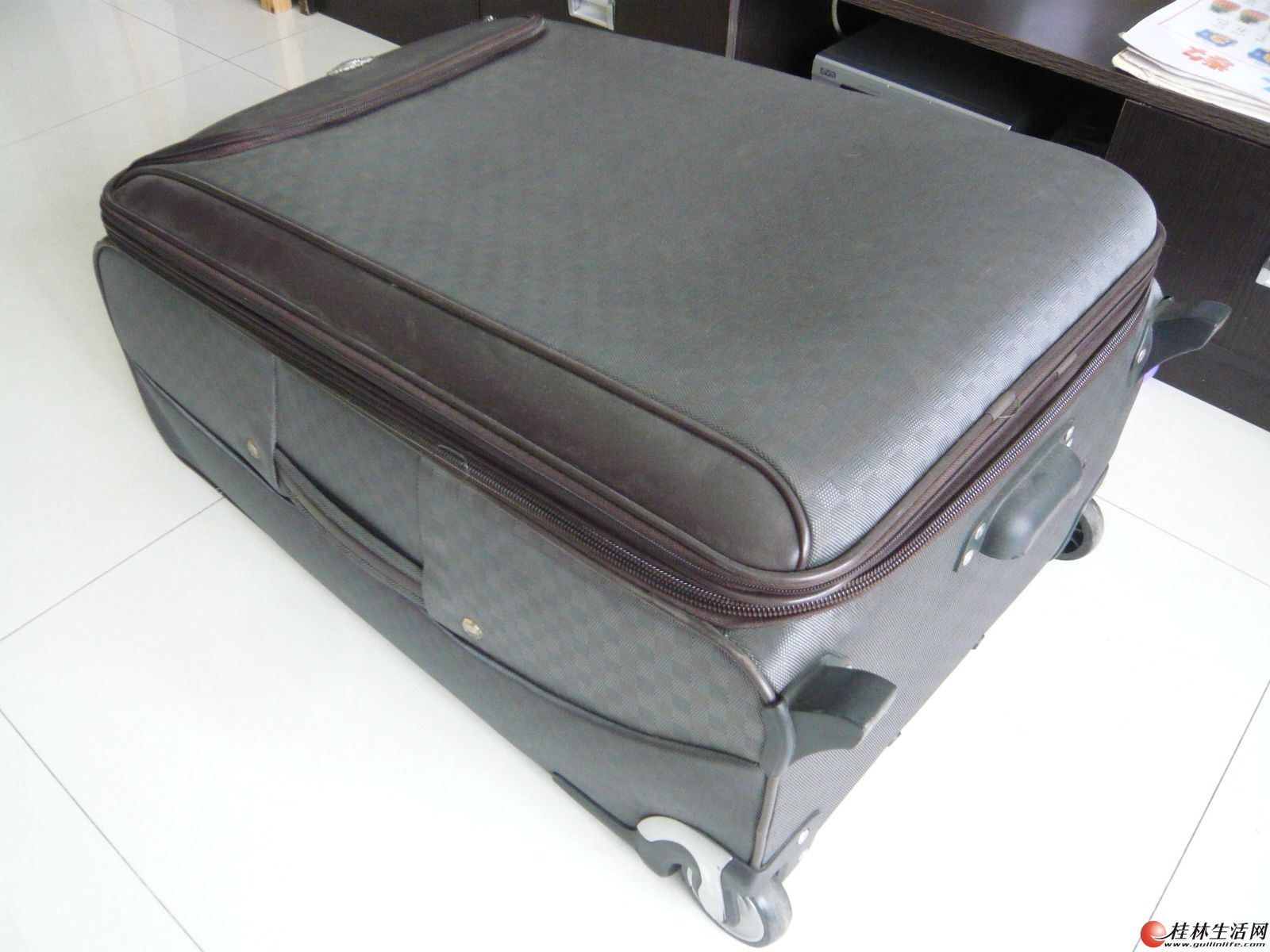 出售只用过一次的特大行李箱