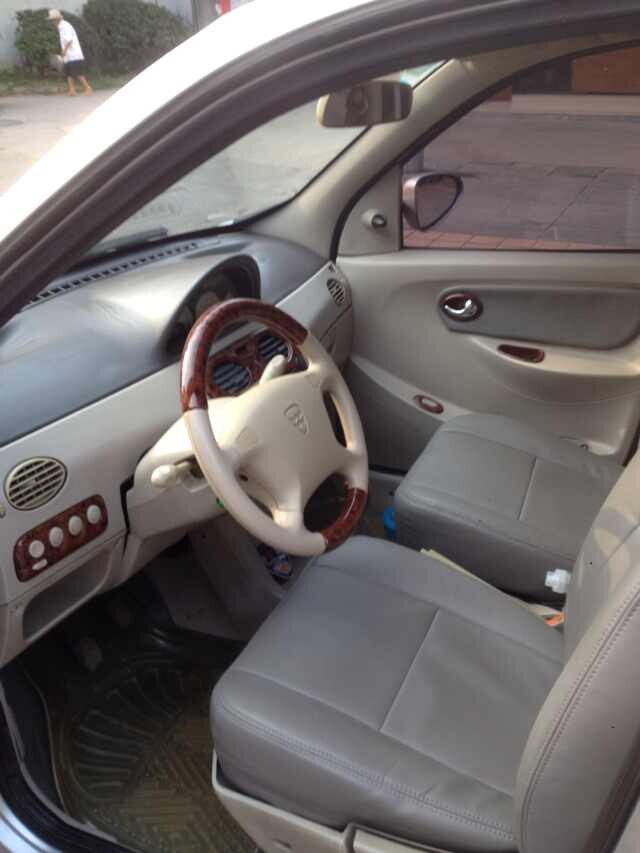一手私家车,哈飞路宝07年上户手续齐全,冷暖空调 电动车窗 真皮座椅高清图片