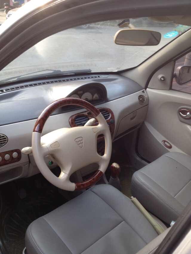 一手私家车,哈飞路宝07年上户手续齐全,冷暖空调 电动车窗 真皮座椅高清图片