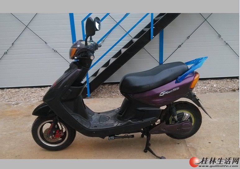 辞掉工作了,把平时上下班用来代步的巧格款雅迪电动车