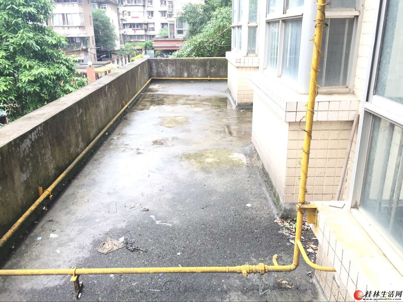 沃尔玛对面群众路罗马花园2楼带露台20平方使