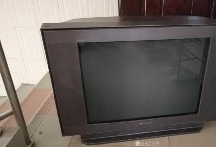 一台SONY平面电视和一台飞利浦24寸LED显示