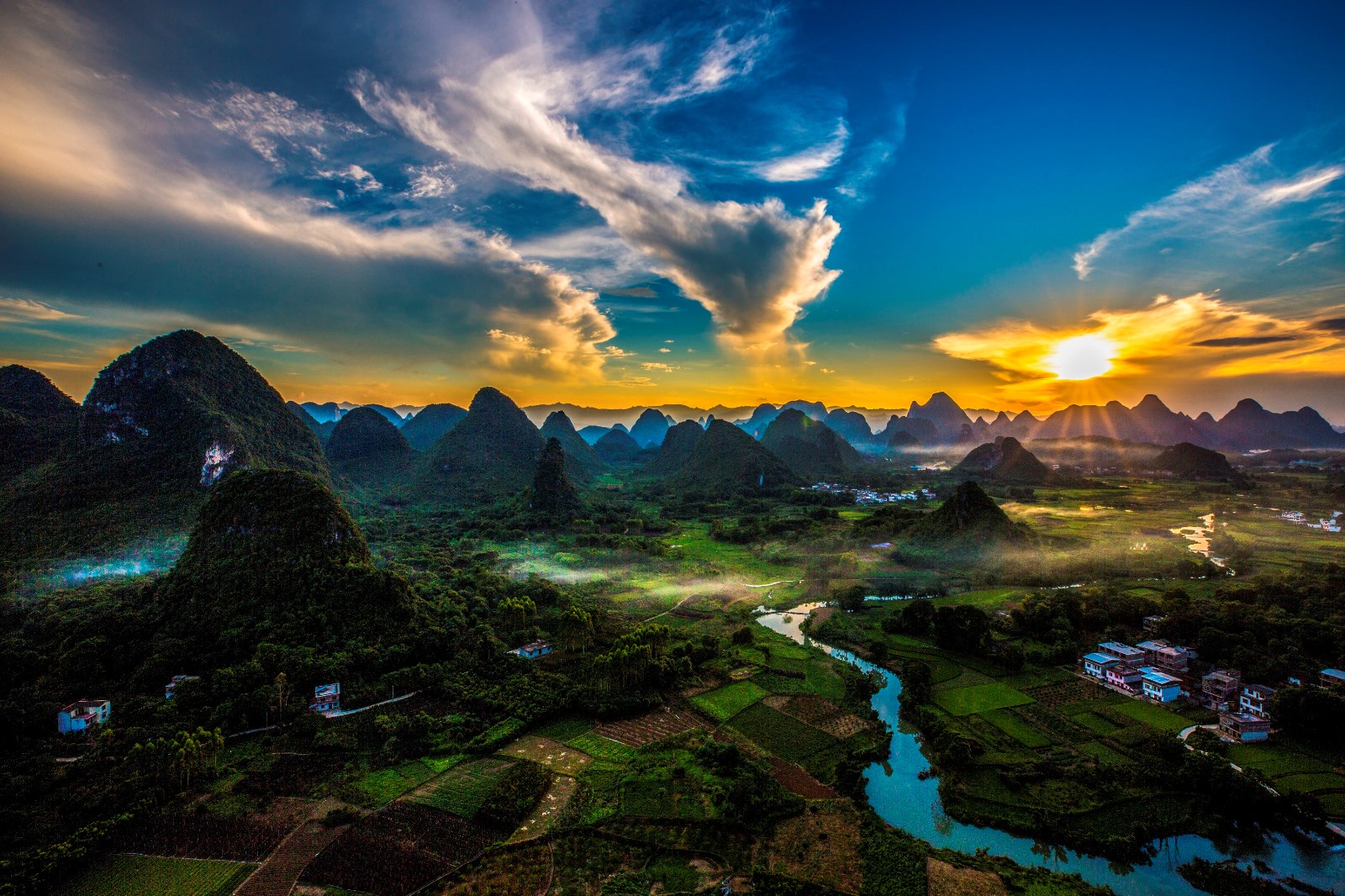 日晚山人还，风烟满夕阳