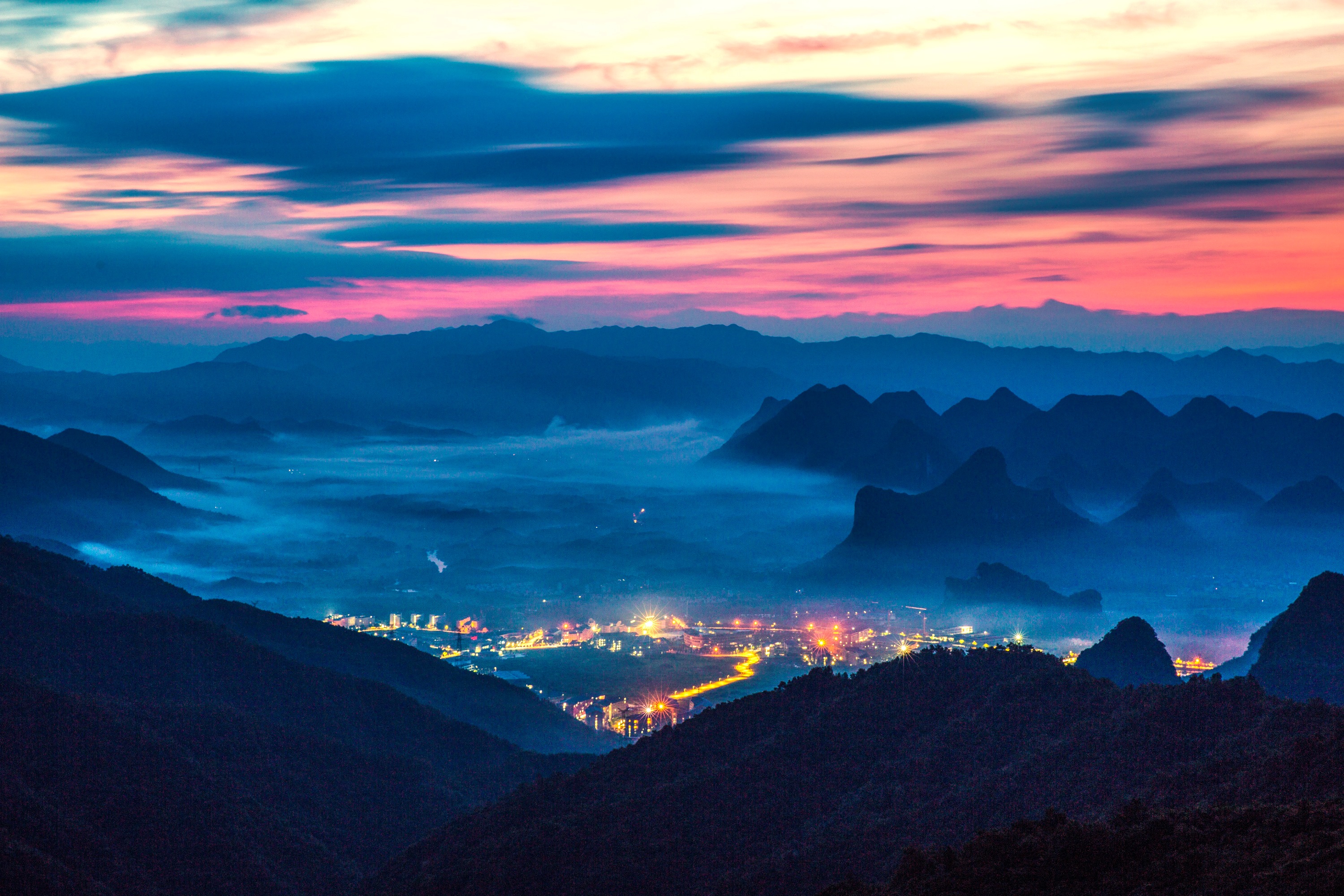 未收夜色千山黑，渐发晨光万国红