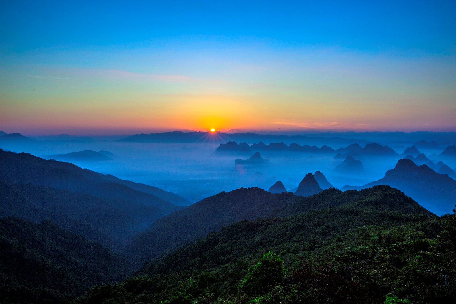 未收夜色千山黑，渐发晨光万国红