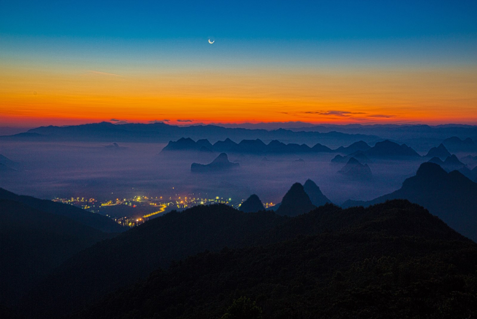 未收夜色千山黑，渐发晨光万国红