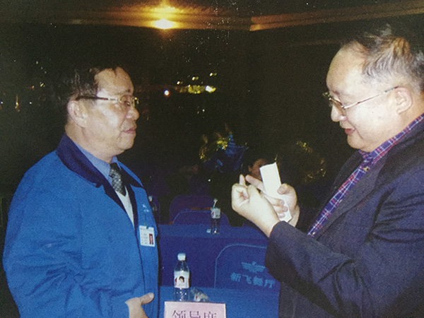 李连印与前新飞副董事长高嘉琳(右)交谈。 图片来自《广告到底》