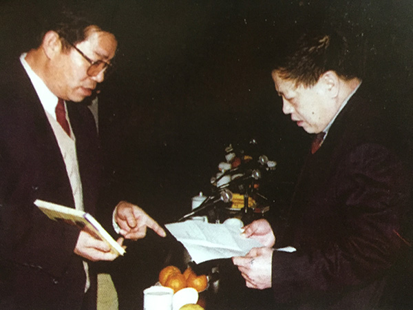 曾任新飞党委工作部部长的李连印与刘炳银(右)交流。 图片来自《广告到底》