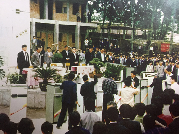 1990年5月20日,新飞公司销毁400台不合格冰箱现场。 图片来自《广告到底》