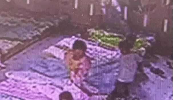 2岁男童教室拉了3次大便后身亡! 家长从监控视频看到了什么?