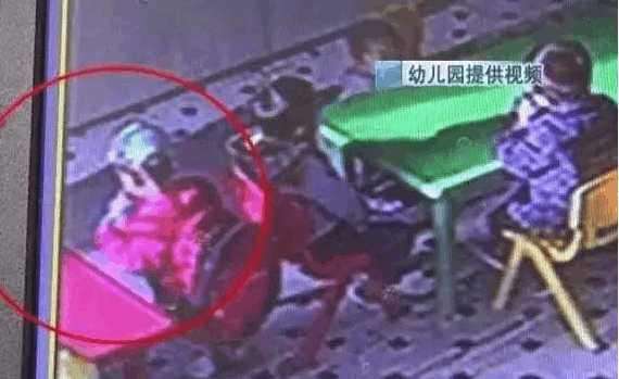 2岁男童教室拉了3次大便后身亡! 家长从监控视频看到了什么?