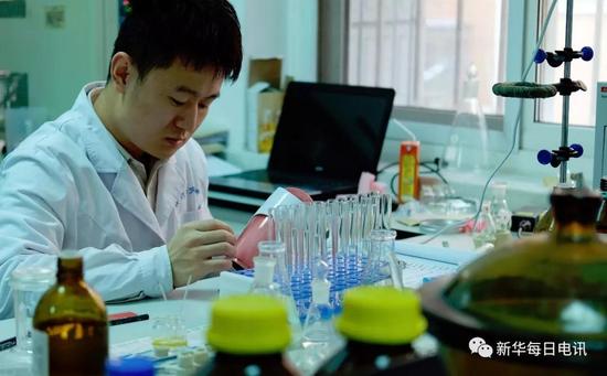 屠呦呦团队研究人员正在进行青蒿素相关药物机理试验。新华社记者 孟菁摄