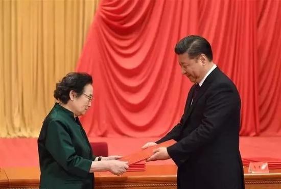 1月9日,习近平向获得2016年度国家最高科学技术奖的中国中医科学院屠呦呦研究员颁奖。新华社记者 李学仁 摄