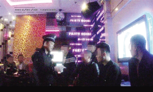 直到民警赶到包厢,12名“受害人”才知道此前几名彪悍的男子不是警察(视频截图)