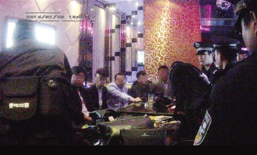 在包厢内12名“受害人”称来邕打工,民警却在他们包内查获传销资料(视频截图)