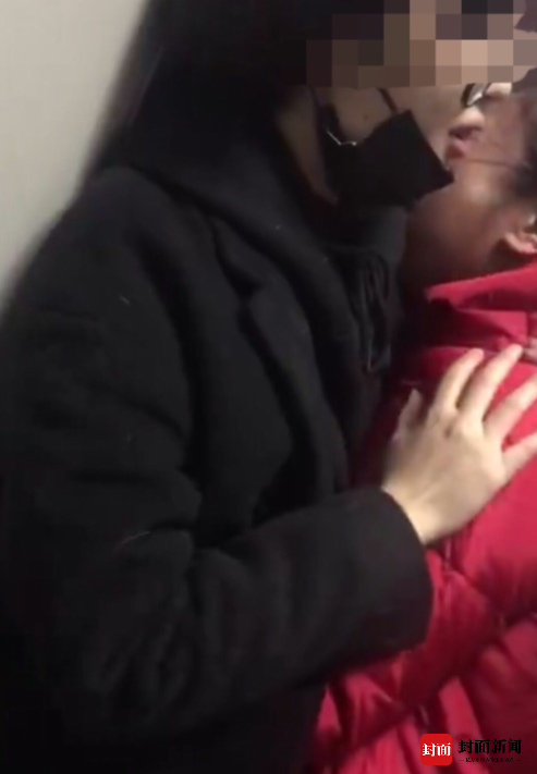 何某(红衣女子)在派出所内号啕大哭并向狗主人道歉。