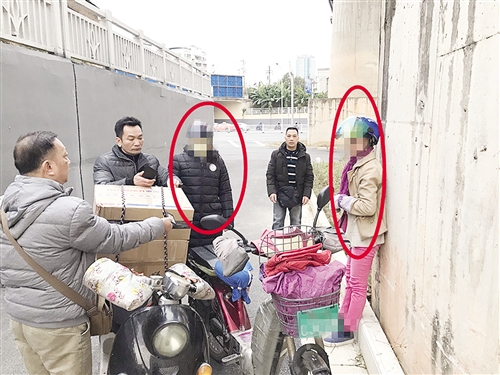 两女子在交易时被执法人员当场抓获