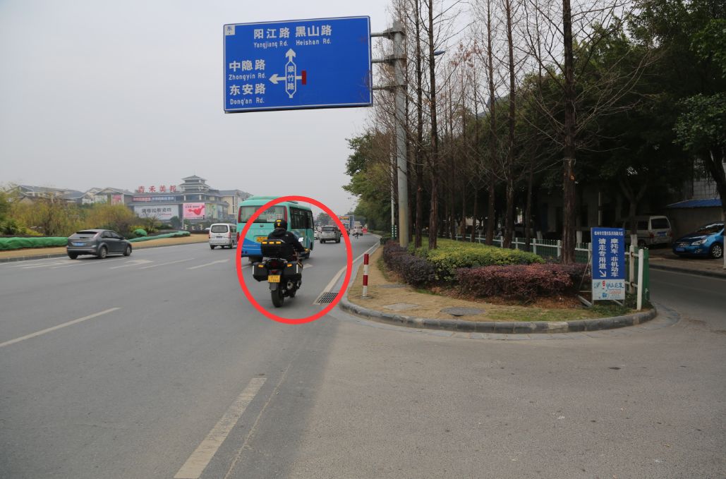 对摩托车不按规定车道通行的,将根据《广西壮族自治区道路交通