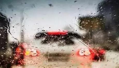 雨天开车上路除谨慎驾驶外,一定要保持良好的视野。