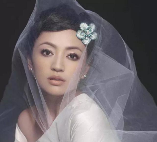她是陆毅同学,出道多年不红,成功嫁入豪门,今是华谊老板娘!