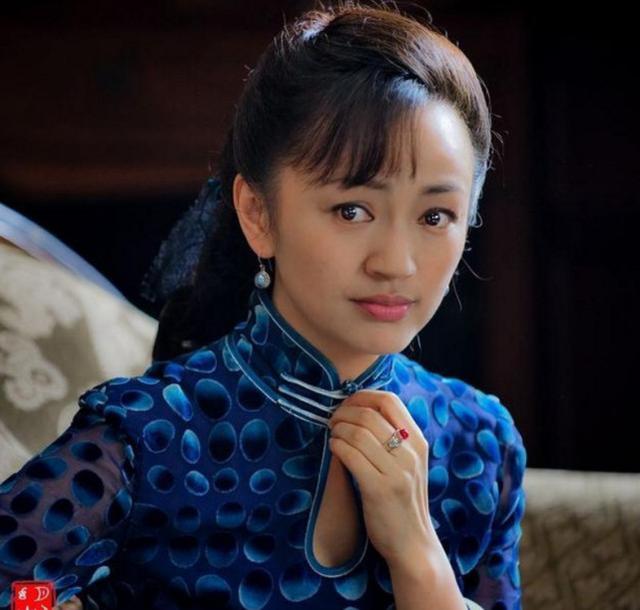 她是陆毅同学,出道多年不红,成功嫁入豪门,今是华谊老板娘!