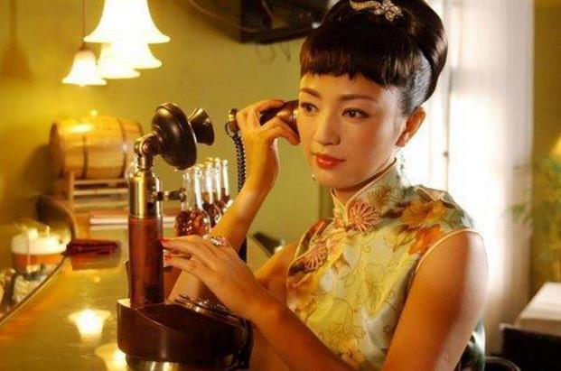 她是陆毅同学,出道多年不红,成功嫁入豪门,今是华谊老板娘!