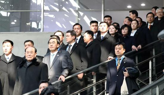 △朝鲜代表团从酒店出发,注意工作人员手中的密码箱。这名工作人员随代表团到韩国后一直紧跟金与正。