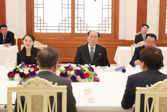 △会谈后双方共进午餐,相谈甚欢。