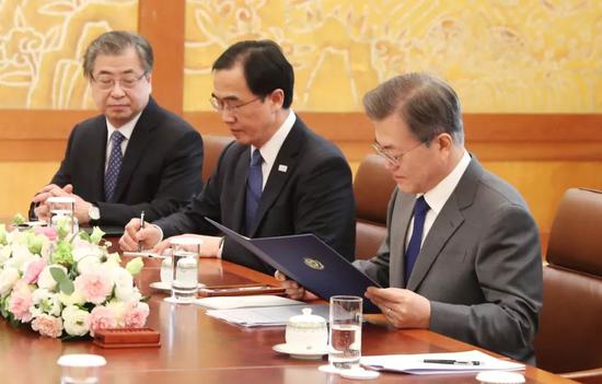 △文在寅阅读金正恩亲笔信