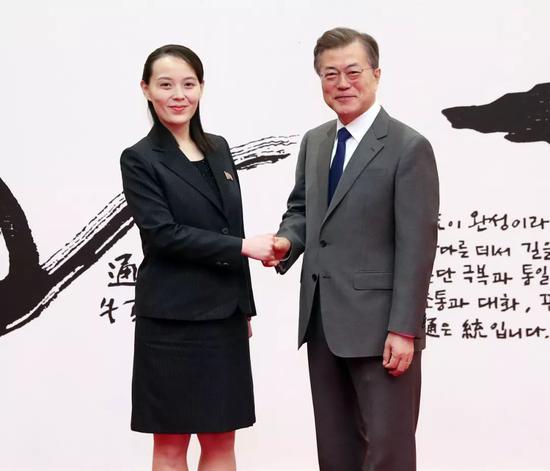 △金与正和文在寅在不同场合握手