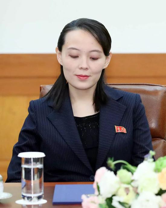 △双方会谈前,金与正亲自带来亲笔信。