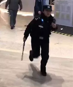 在快速的移动的同时,她左手扶着执法记录仪,不停的进行汇报,右手拿着甩棍。