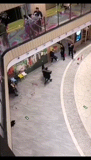 而视频中这位男保安的姓名我们到现在都无从知晓。
