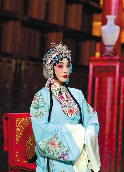 刘晓庆不但挑战了旦角,还首次尝试扮演丑角。