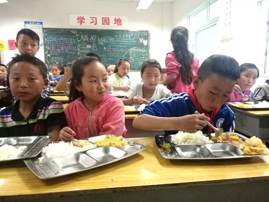 “悬崖村”小学的学生吃上营养餐(阿克鸠射 摄)