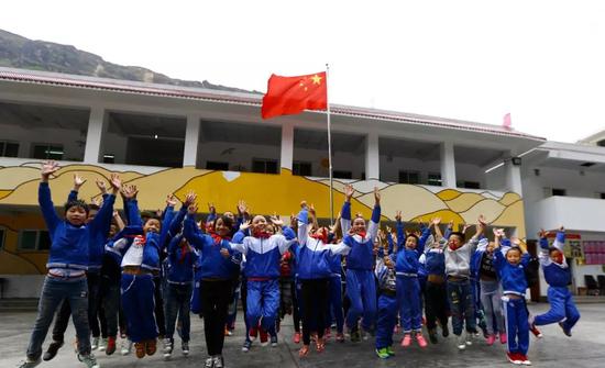 “悬崖村”小学学生活动(阿克鸠射 摄)