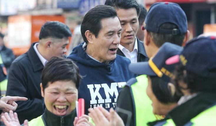 马英九发春联被女性摊主求合照。(图片来源:台湾联合新闻网)
