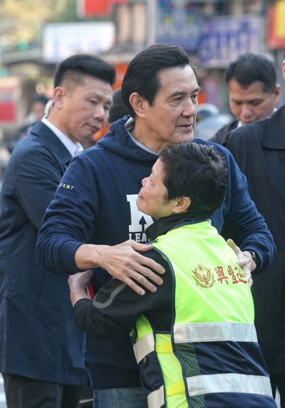 马英九发春联被女性摊主求合照。(图片来源:台湾联合新闻网)