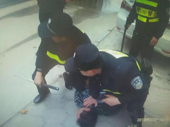 丈夫酒后辱骂殴打妻子 连捅儿子数刀致其死亡