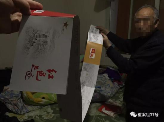 ▲2月24日,昌平天通苑北某公寓内,廖永林(化名)正在整理自己购买的收藏品。 新京报记者 大路 摄