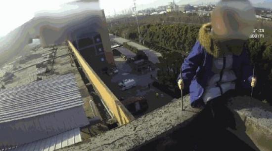 (情绪激动的小陈将脚跨了出去)