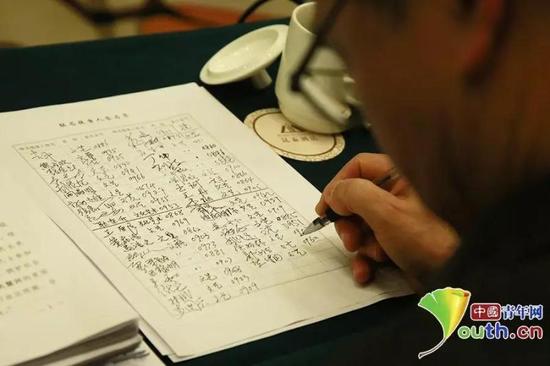 全国政协委员在联合提案签名表上郑重签上自己的名字