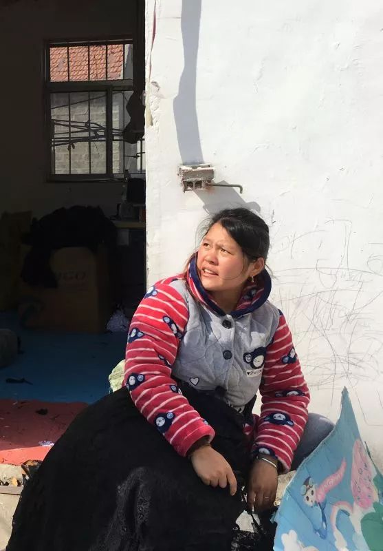 加工厂门口,一个女工抱着新款黑色内衣。新京报记者陶若谷 摄