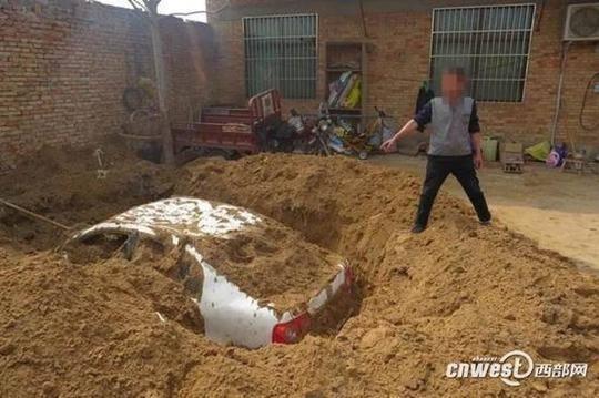 大荔男子肇事撞伤人后逃逸,怕担责家院中挖坑埋车。