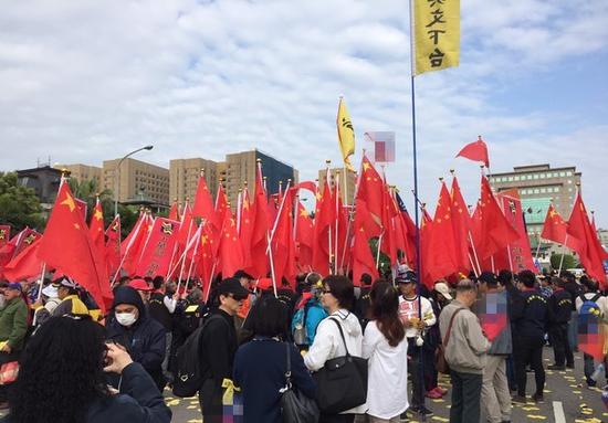反年改团体携五星红旗于蔡办前示威,与台警方冲突。(台媒)