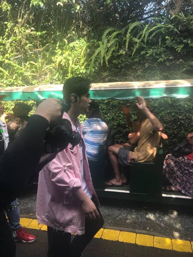 周杰伦穿粉色外套