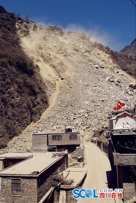 整座山坡下垮,沙石铺了160米