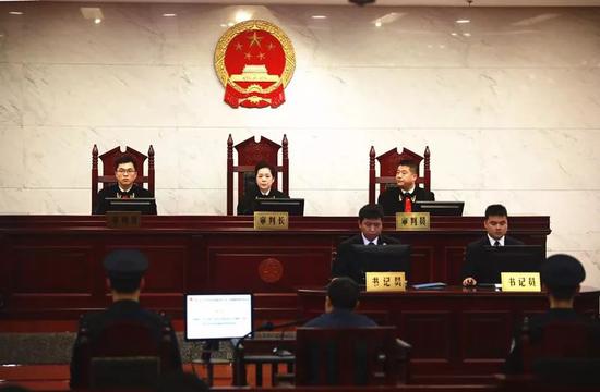 图为桂林中院院长陈敏(中)担任审判长组成合议庭审理案件