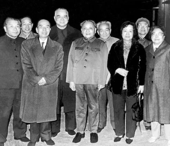 1984年春,邓小平视察深圳、珠海后与吴南生等合影。前排左起:吴南生、马万祺、邓小平、马万祺夫人、卓琳。图片来自网络